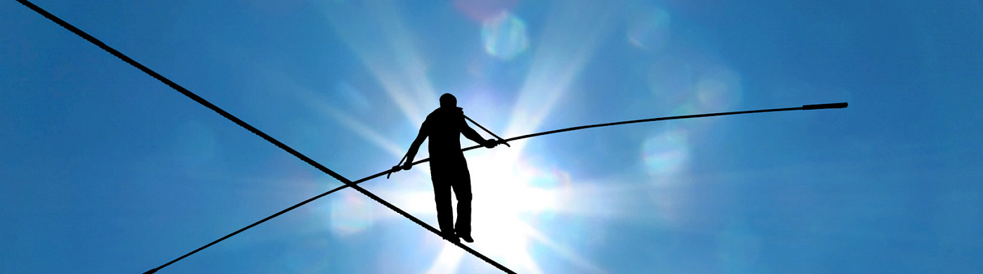 Angststörungen und Ängste Seiltänzer vor blauem Himmel - ©