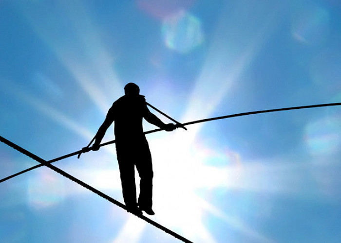 Angststörungen und Ängste Seiltänzer vor blauem Himmel - ©