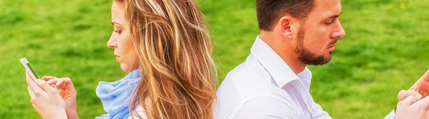 Beziehungsprobleme Man und Frau - Rücken an Rücken, ins Handy starrend - ©