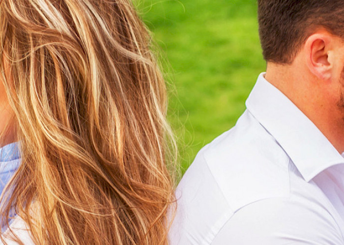 Beziehungsprobleme Man und Frau - Rücken an Rücken, ins Handy starrend - ©