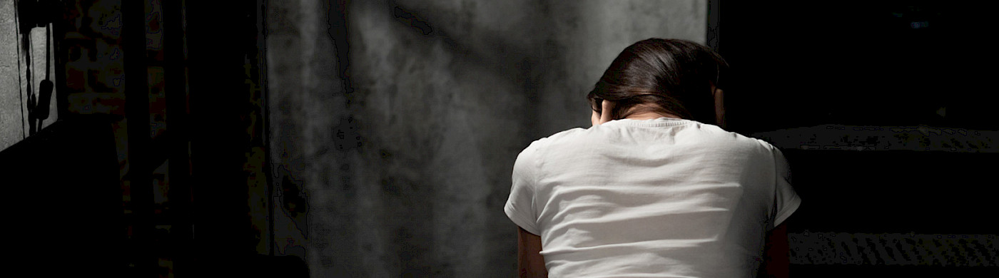 Trauma und Belastungsstörungen Person hin hinten, Kopf in die Hände gelegt - ©