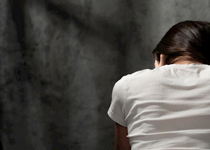 Trauma und Belastungsstörungen Person hin hinten, Kopf in die Hände gelegt - ©